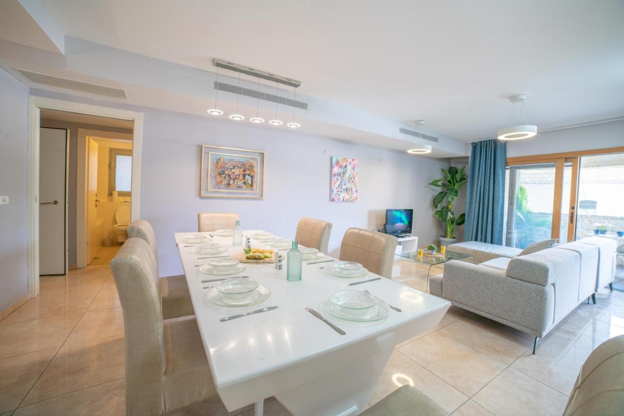 Art In Mamila - King David Apartment